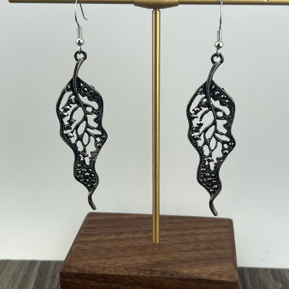 Elegant Black Leaf Earrings